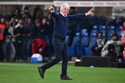 epa12095081 Atalanta's coach Gian Piero Gasperini celebrates winning the Italian Serie A soccer match between Atalanta BC and AS Roma, in Bergamo, Italy, 12 May 2025. EPA-EFE/MICHELE MARAVIGLIA