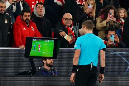 LISBON, PORTUGAL - FEBRUARY 18: A fan of SL Benfica offers Match Referee, Glenn Nyberg a fifty euro note as he checks the VAR screen during the UEFA Champions League 2024/25 League Knockout Play-off second leg match between SL Benfica and AS Monaco at Estadio da Luz on February 18, 2025 in Lisbon, Portugal. (Photo by Gualter Fatia/Getty Images)