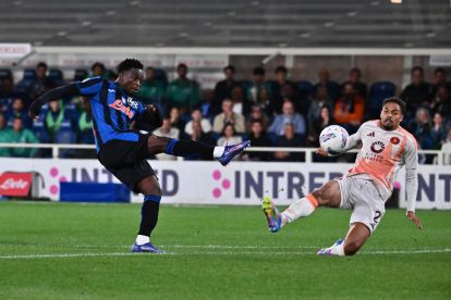 EPA12095024 Atalanta's Ibrahim Sulemana (L) beraksi selama pertandingan sepak bola Serie A Italia antara Atalanta BC dan sebagai Roma, di Bergamo, Italia, 12 Mei 2025. EPA-EFE/MICHELE MADAVIGLIA