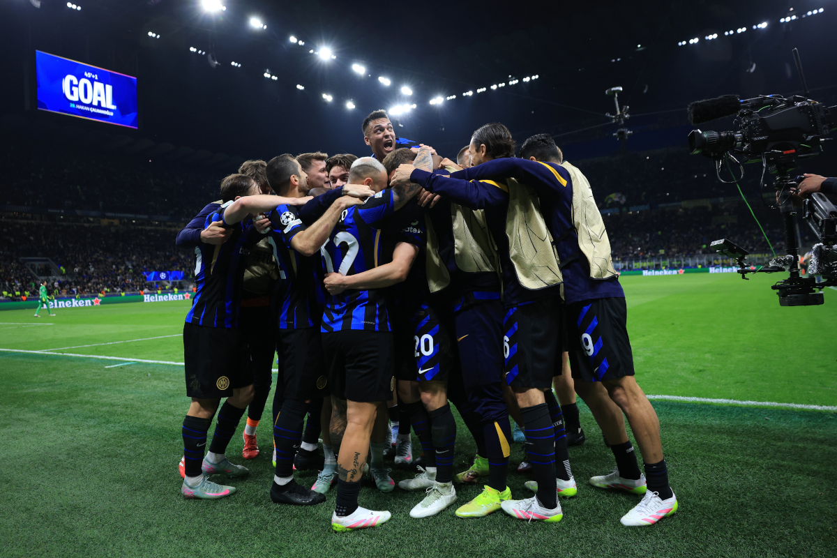 MILAN, ITALY - MAY 06: Hakan Calhanoglu of FC Internazionale celebrates scoring his team's second goal with teammates during the UEFA Champions League 2024/25 Semi Final Second Leg match between FC Internazionale Milano and FC Barcelona at Giuseppe Meazza Stadium on May 06, 2025 in Milan, Italy. (Photo by Carl Recine/Getty Images)
