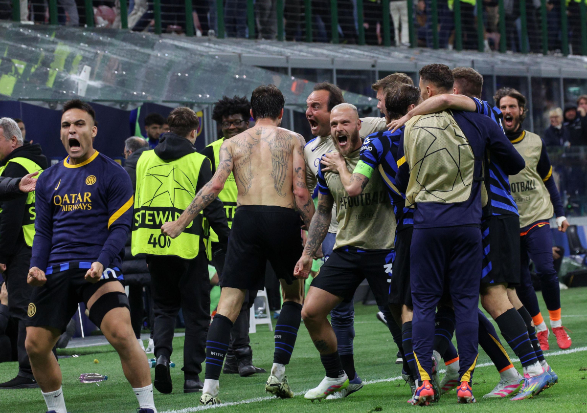 EPA1207787776 FC FC Inter Francesco (C) Celebre con sus compañeros de equipo después de marcar el gol 3-3 durante el partido de fútbol de segunda etapa de la Liga de Campeones de la UEFA en la Liga de Liga