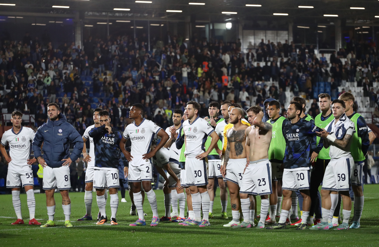 Como, Italy - May 23: FC Internazionale players will be disappointed at the end of the Serie A match between COMO 1907 and FC Internazionale at Stadio G. Sinigaglia on May 23, 2025 at Como, Italy. (Photo: Marco Luzzani/Getty Images)