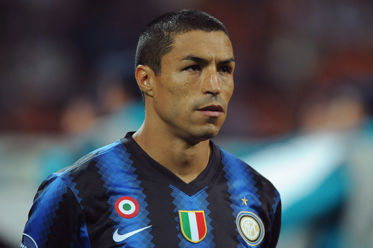 MILÃO, ITÁLIA - 29 DE SETEMBRO: Ivan Ramiro Cordoba do FC Internazionale observa durante a partida do Grupo A da UEFA Champions League entre o FC Internazionale Milano e o SV Werder Bremen no Stadio Giuseppe Meazza em 29 de setembro de 2010 em Milão, Itália. (Foto de Valerio Pennicino/Getty Images)