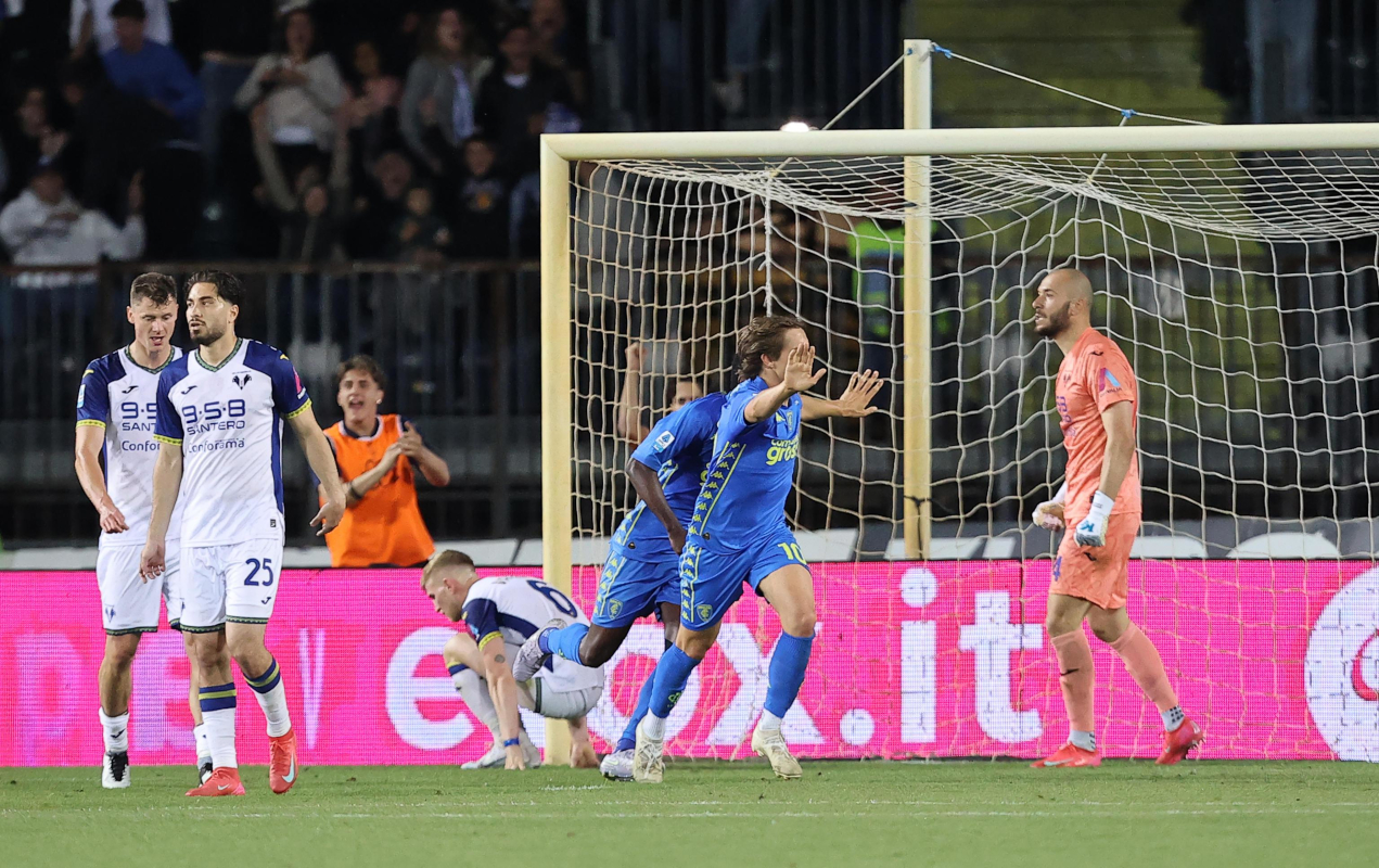 EPA12135394 Le milieu de terrain d'Empoli, Jacopo Fazzini, célèbre après avoir marqué le but 1-1 pendant le match de football italien A Empoli FC vs Hellas Véron