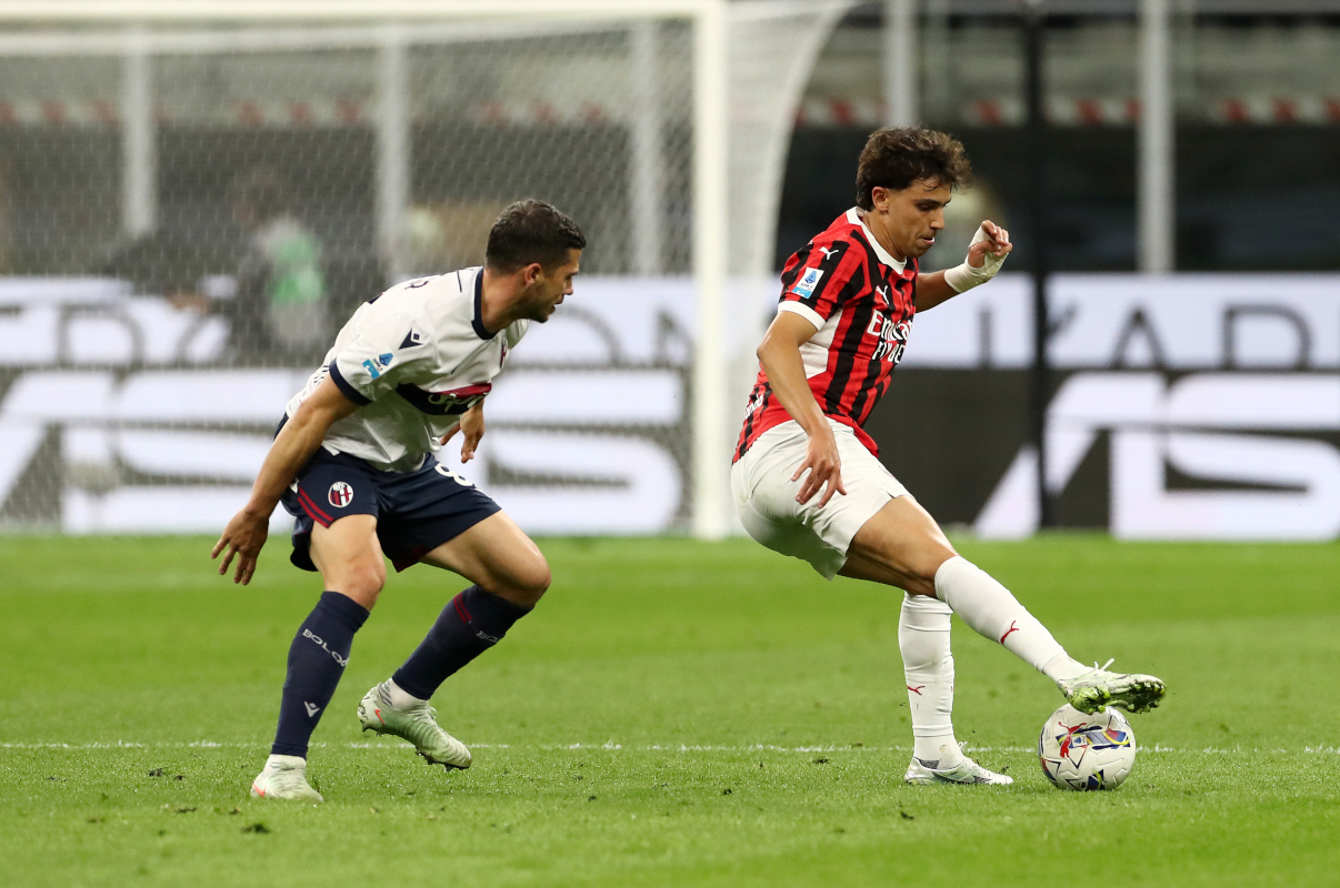 Milán, Italia - 09 de mayo: Joao Felix de AC Milán controla la pelota mientras está bajo presión de Remo Freuler de Bolonia durante el partido de la Serie A entre el AC Milán y la Bolonia en Stadio Giuseppe Meazza el 09 de mayo de 2025 en Milán, Italy. (Foto de Marco Luzzani/Getty Images)