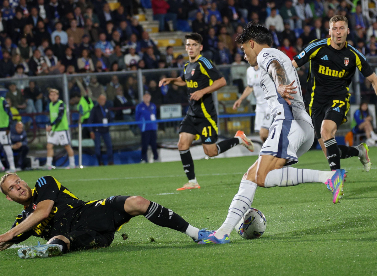 epa12129451 FC Inter's Joaquin Correa scores the 0-2 goal during the Italian Serie A soccer match Como 1907 vs FC Inter Milan, in Como, Italy, 23 May 2025. EPA-EFE/MATTTEO BAZZI