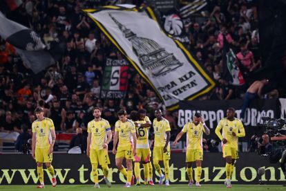 BOLOGNA, ITALY - MAY 04: Khephren Thuram of Juventus celebrates scoring his team's first goal with teammates during the Serie A match between Bologna and Juventus at Stadio Renato Dall'Ara on May 04, 2025 in Bologna, Italy. (Photo by Alessandro Sabattini/Getty Images)