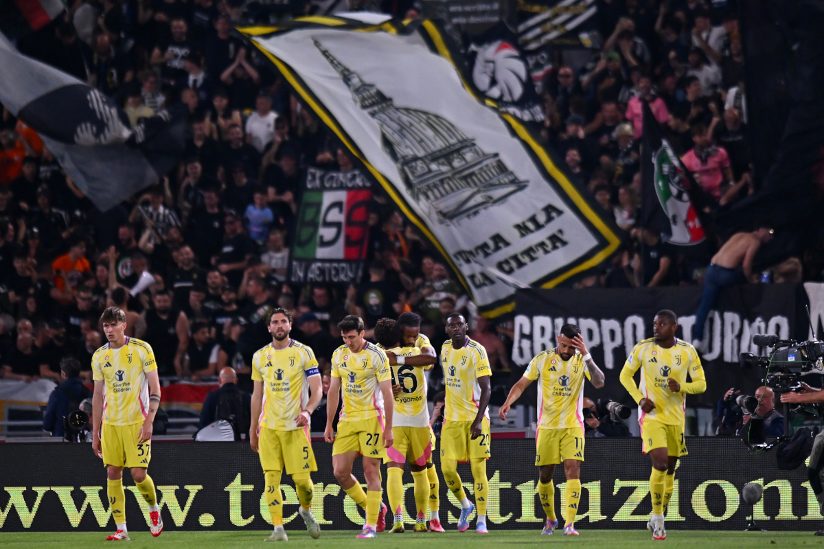 Bologna, Taliansko - 04. mája: Khephren Thuram z Juventusu oslavuje svoj tím v sérii v seriáli v sérii a Juventus na 34, 2025 v Bologni v Taliansku. (Foto: Alessandro Sabattini / Getty Images)