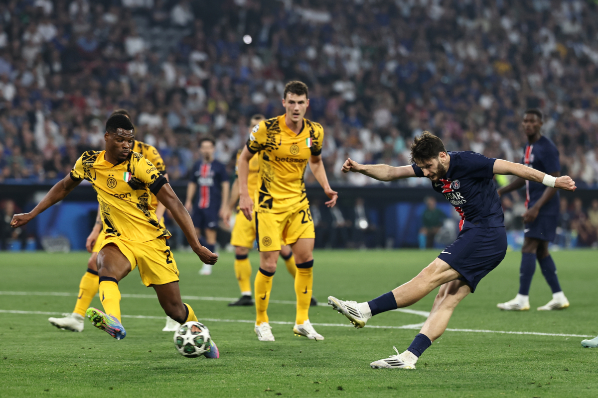 epa12147978 Khvicha Kvaratskhelia of PSG (R) in action against Denzel Dumfries of Inter during the UEFA Champions League final between Paris Saint-Germain and Internazionale Milano in Munich, Germany 31 May 2025. EPA-EFE/FILIP SINGER