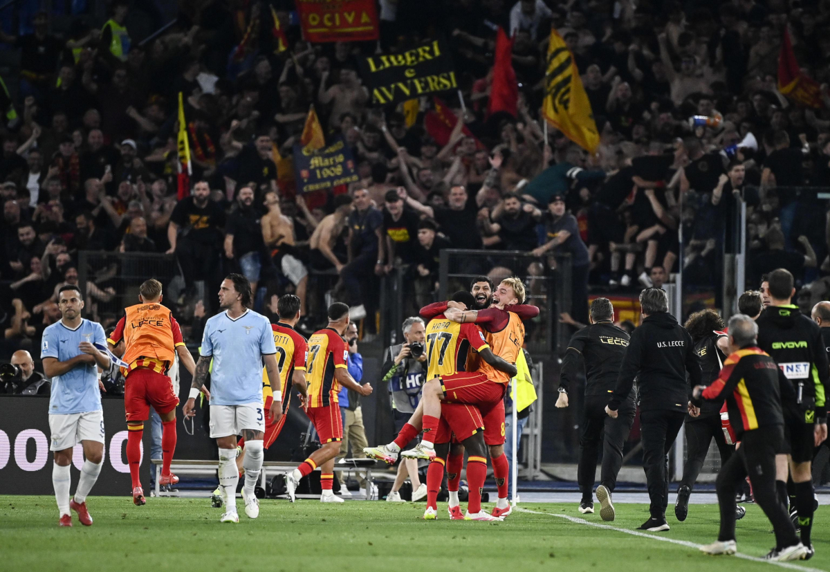 epa12135683 Lecces players and staff celebrate after the Serie A soccer match between SS Lazio and US Lecce at the Olimpico stadium in Rome, Italy, 25 May 2025.  EPA-EFE/Riccardo Antimiani