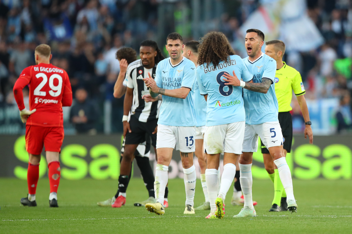 Roma, Italia - 10 de mayo: Matias Vecino de Lazio celebra anotar el primer gol de su equipo con su compañero de equipo Matteo Guendouzi durante el partido de la Serie A entre SS Lazio y la Juventus en Stadio Olimpico el 10 de mayo de 2025 en Roma, Italia. (Foto de Paolo Bruno/Getty Images)