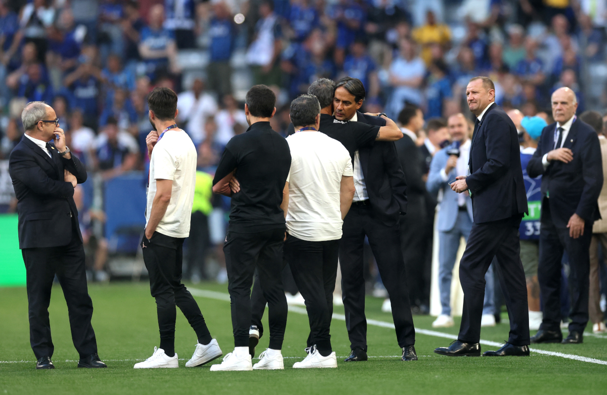 MUNICH, Alemania-31 de mayo: Luis Enrique, entrenador en jefe de Paris Saint-Germain, abraza a Simone Inzaghi, entrenador en jefe del FC Internalionale, durante una inspección de lanzamiento antes de la Final de la Liga de Campeones de la UEFA en 2025 entre Paris Saint-Germain y el FC International Milano en Munich Football Arena el 31 de mayo de 2025 en Munich, Alemania. (Foto de Carl Recine/Getty Images)