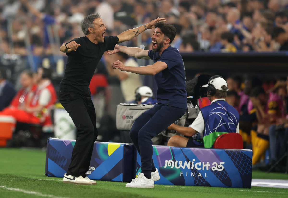 Luis Enrique celebra con su cuerpo técnico.