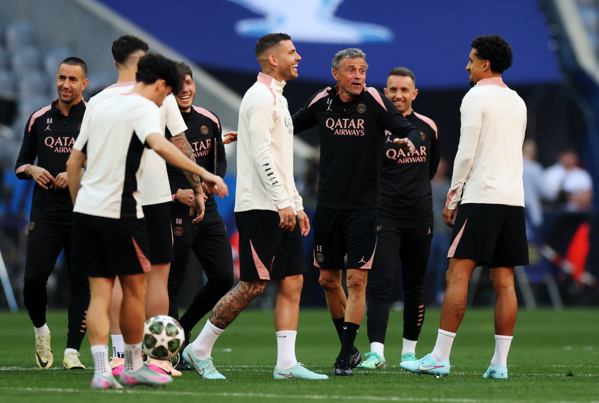 MUNICH, Alemania-30 de mayo: Luis Enrique, entrenador en jefe de Paris Saint-Germain, da instrucciones de su equipo durante una sesión de entrenamiento antes de la final de la UEFA Champions League 2025 entre Paris Saint-Germain y el FC Internalionale Milano en el Munich Football Arena el 30 de mayo de 2025 en Munich, Alemania. (Foto de Carl Recine/Getty Images)