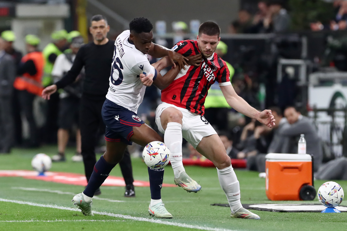 MILAN, ITALIE - 09 MAI : Luka Jovic de l'AC Milan contrôle le ballon sous la pression de Jhon Lucumi de Bologne lors du match de Serie A entre l'AC Milan et Bologne au Stadio Giuseppe Meazza le 09 mai 2025 à Milan, Italie. (Photo de Marco Luzzani/Getty Images)
