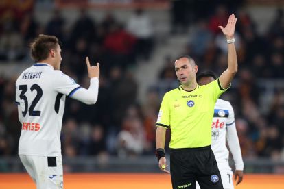 ROME, ITALY - DECEMBER 02: Mateo Retegui of Atalanta (obscured) appeals to Match Referee, Marco Guida during the Serie A match between AS Roma and Atalanta at Stadio Olimpico on December 02, 2024 in Rome, Italy. (Photo by Paolo Bruno/Getty Images)