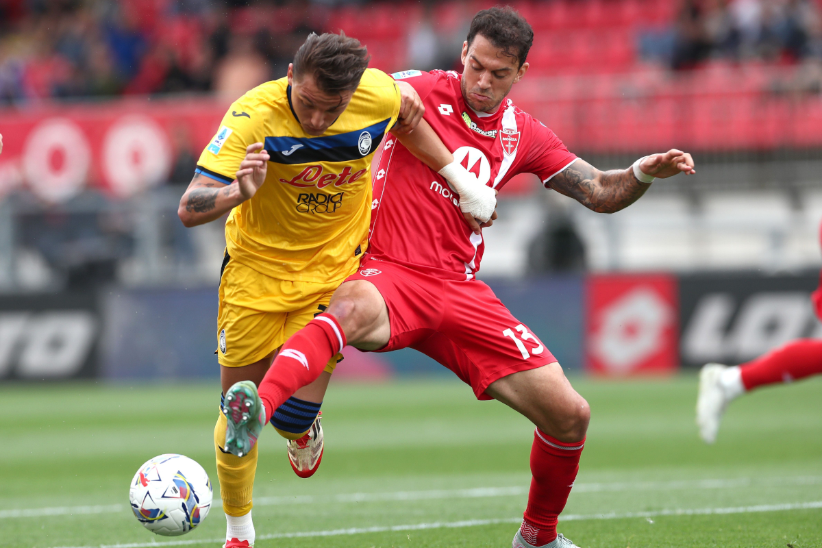 Mateo Retegui of Atalanta BC competes for the ball with Pedro Pereira of AC Monza during the Serie A match between AC Monza and Atalanta BC at U-Power Stadium on May 04, 2025 in Monza, Italy. (Photo by Marco Luzzani/Getty Images)