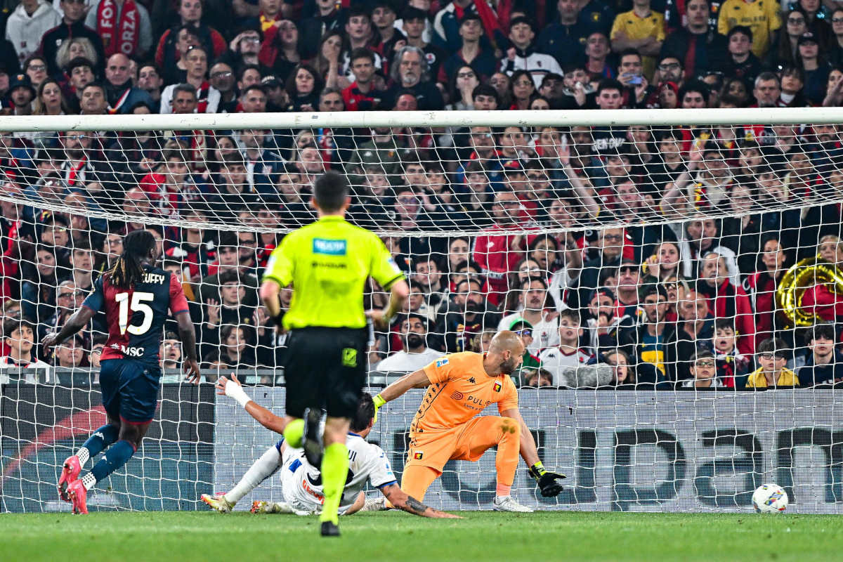 EPA12111010 Atalanta's Mateo Retegui (C, partially seen) scored 2-3 goals during the Italian Serie A soccer match between Genoa CFC and Atalanta BC on May 17, 2025. EPA-EFE/Stringer