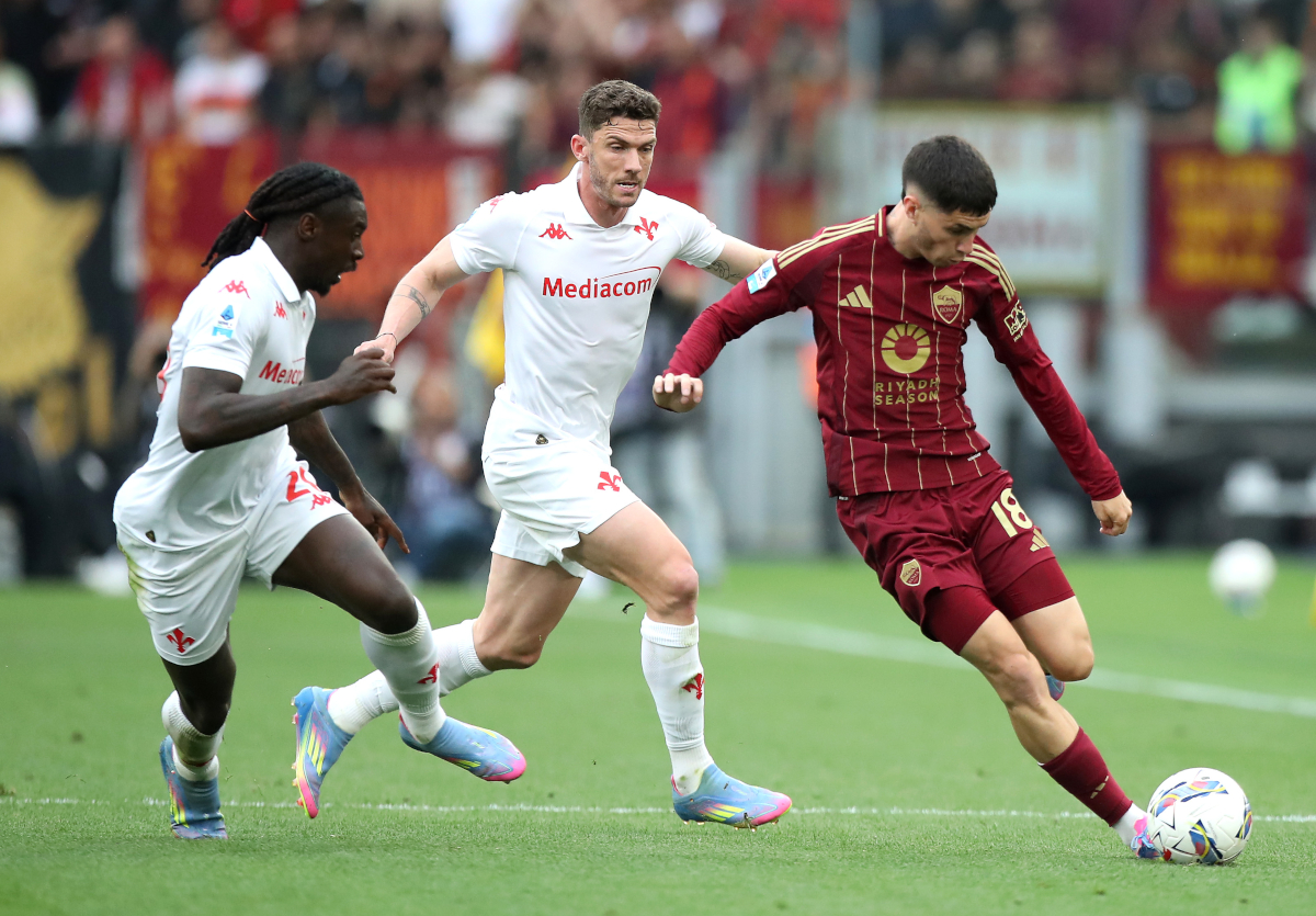 ROME, ITALY - MAY 04: Matias Soule of AS Roma (R) runs with the ball whilst under pressure from Moise Kean and Robin Gosens of Fiorentina during the Serie A match between AS Roma and Fiorentina at Stadio Olimpico on May 04, 2025 in Rome, Italy. (Photo by Paolo Bruno/Getty Images)