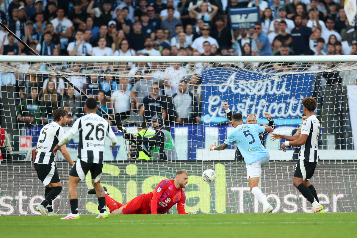 Rím, Taliansko - 10. mája: MATIAS VECINO FAN LAZIO skóruje, že tím je tímom Juventus v SS Lazio a Junio ​​Olimpico 10. mája 2055 v Ríme v Taliansku. (Foto: Paolo Bruno / Getty Images)