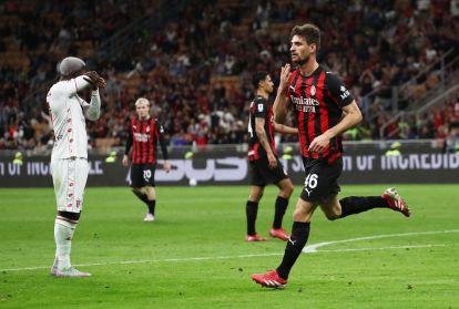 Milan, Italia - 24 Mei: Matteo Gabbia dari AC Milan merayakan mencetak gol pertama timnya selama pertandingan Serie A antara AC Milan dan Monza di Stadio Giuseppe Meazza pada 24 Mei 2025 di Milan, Italia. (Foto oleh Marco Luzzani/Getty Images)