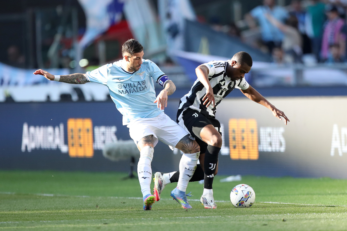 ROMA, ITÁLIA - 10 DE MAIO: Mattia Zaccagni, da Lazio, disputa a posse de bola com Pierre Kalulu, da Juventus, durante a partida da Série A entre SS Lazio e Juventus no Estádio Olímpico em 10 de maio de 2025 em Roma, Itália. (Foto de Paolo Bruno/Getty Images)