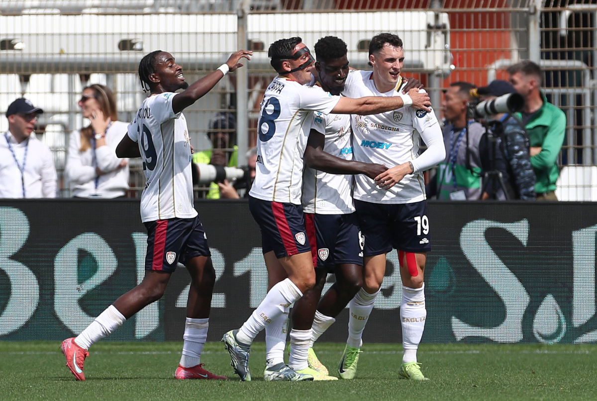 COMO, ITALY - MAY 10: Michel Adopo of Cagliari Calcio celebrates with his team-mates after scoring their team's first goal during the Serie A match between Como 1907 and Cagliari Calcio at Stadio G. Sinigaglia on May 10, 2025 in Como, Italy. (Photo by Marco Luzzani/Getty Images)