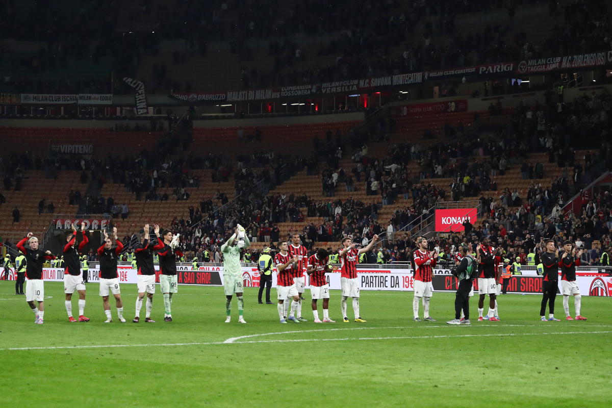 Milán, Italia - 09 de mayo: Una vista general del interior del estadio como jugadores de AC Milán reconocen a los fanáticos después del partido de la Serie A entre el AC Milan y Bolonia en Stadio Giuseppe Meezza el 09 de mayo de 2025 en Milán, Italia. (Foto de Marco Luzzani/Getty Images)