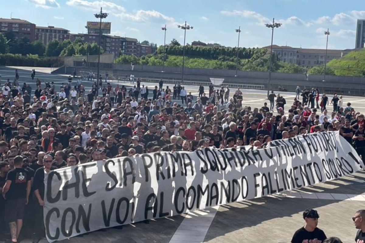 Protesta de los fanáticos de Milán: @86_longo
