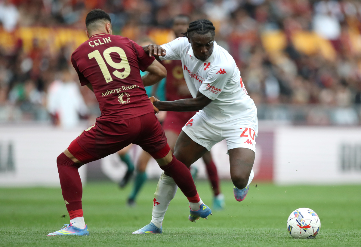 ROME, ITALY - MAY 04: Moise Kean of Fiorentina is challenged by Zeki Celik of AS Roma during the Serie A match between AS Roma and Fiorentina at Stadio Olimpico on May 04, 2025 in Rome, Italy. (Photo by Paolo Bruno/Getty Images)