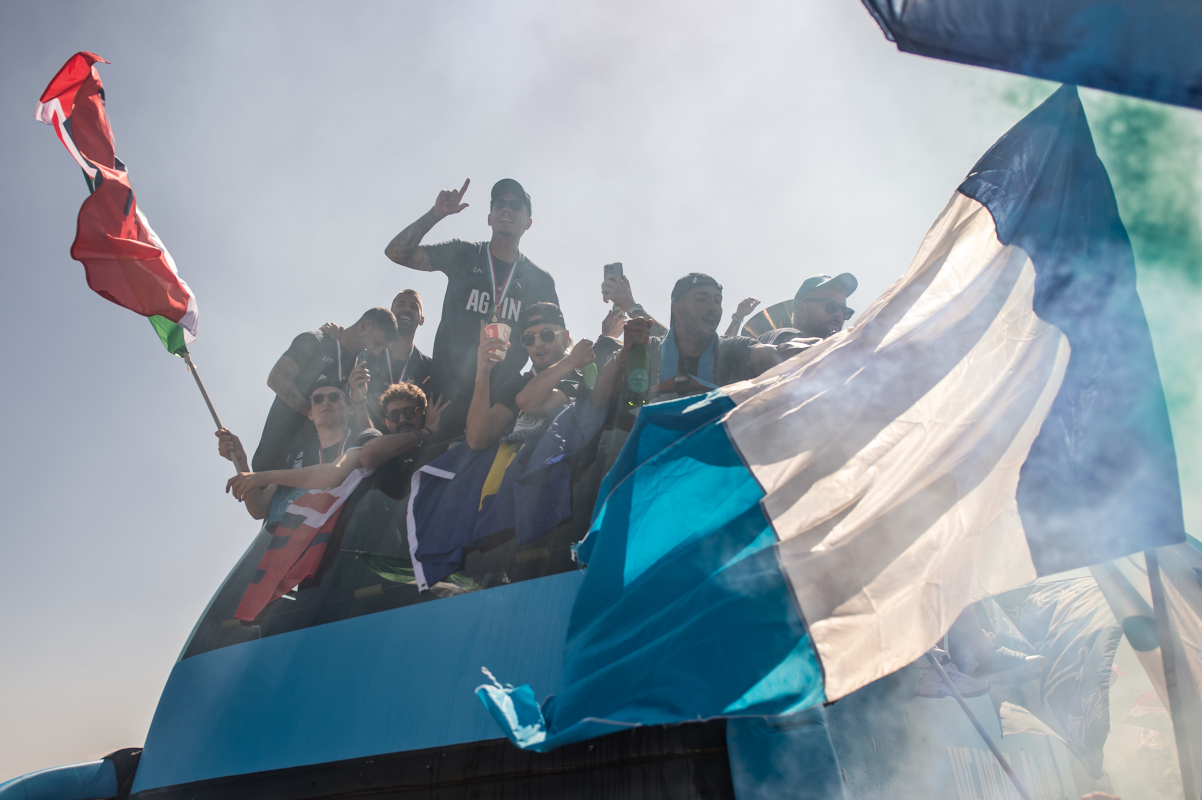 Video: Napoli fans give McTominay a special taste of Scotland during parade for 4th Scudetto
