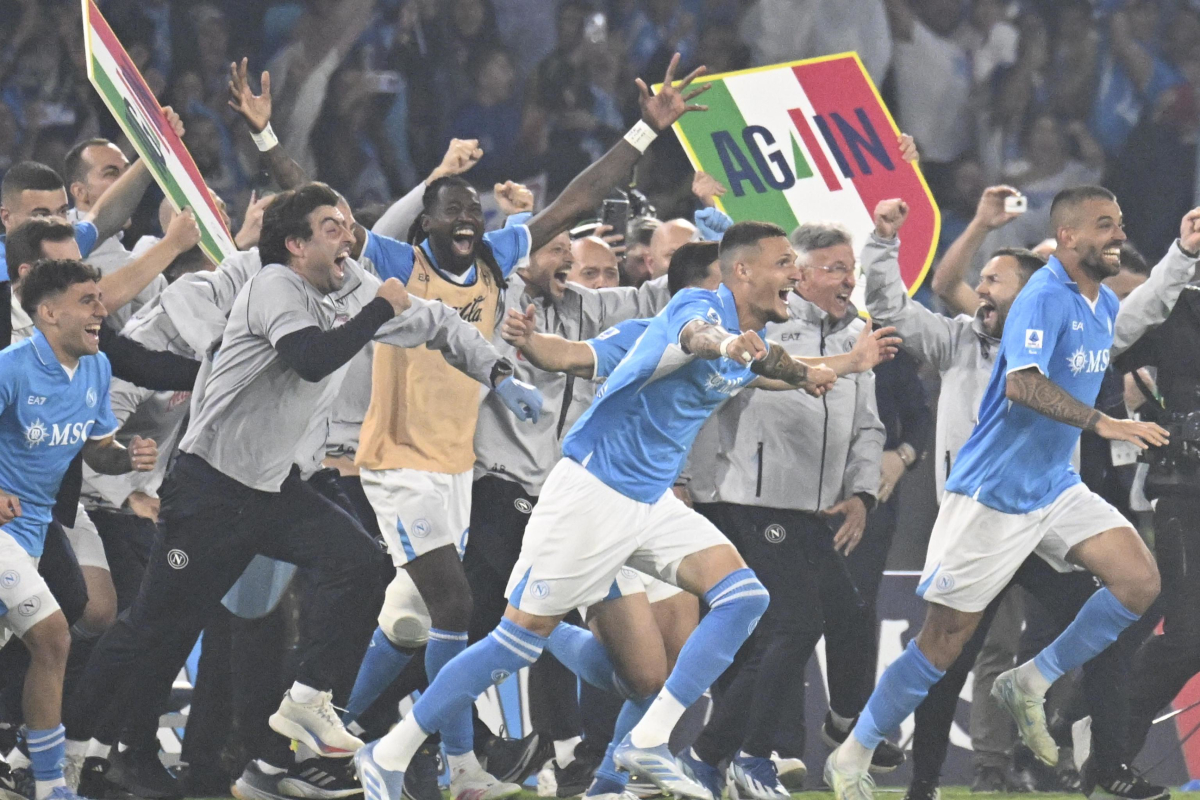EPA12129599 Spelers van SSC Napoli vieren het winnen van de Serie A -titel van 2024/2025 na de Italiaanse Serie A voetbalwedstrijd tussen SSC Napoli en Cagliari Calcio, in Napels, Italië, 23 mei 2025. SSC Napoli won hun vierde competitietitel. EPA-EFE/CIRO FUSCO