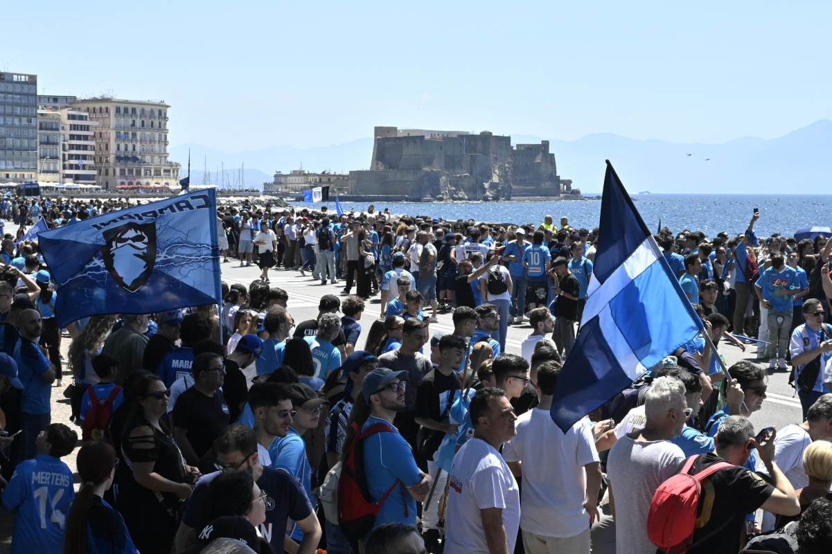 epa12136587 SSC Napoli supporters wait for SCC Napoli players in Caracciolo street, in Naples, Italy, 26 May 2025. SCC Napoli won the Italian league Serie A title. EPA-EFE/CIRO FUSCO
