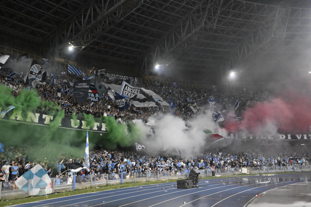 epa12129595 Supporters of SSC Napoli celebrate winning the 2024/2025 Serie A title after the Italian Serie A soccer match between SSC Napoli and Cagliari Calcio, in Naples, Italy, 23 May 2025. SSC Napoli won their fourth league title. EPA-EFE/CIRO FUSCO