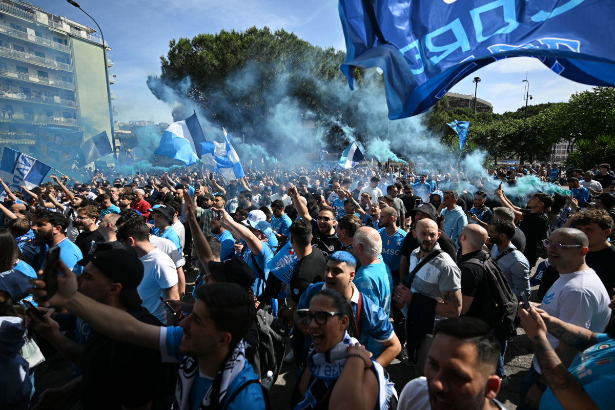 NAPLES, ITALY - MAY 23: Fans release flares outside the stadium ahead of the Serie A match between Napoli and Cagliari at Stadio Diego Armando Maradona on May 23, 2025 in Naples, Italy. (Photo by Francesco Pecoraro/Getty Images)