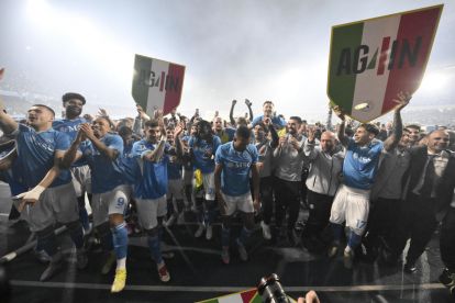 epa12129583 Players of SSC Napoli celebrate winning the 2024/2025 Serie A title after the Italian Serie A soccer match between SSC Napoli and Cagliari Calcio, in Naples, Italy, 23 May 2025. SSC Napoli won their fourth league title. EPA-EFE/CIRO FUSCO