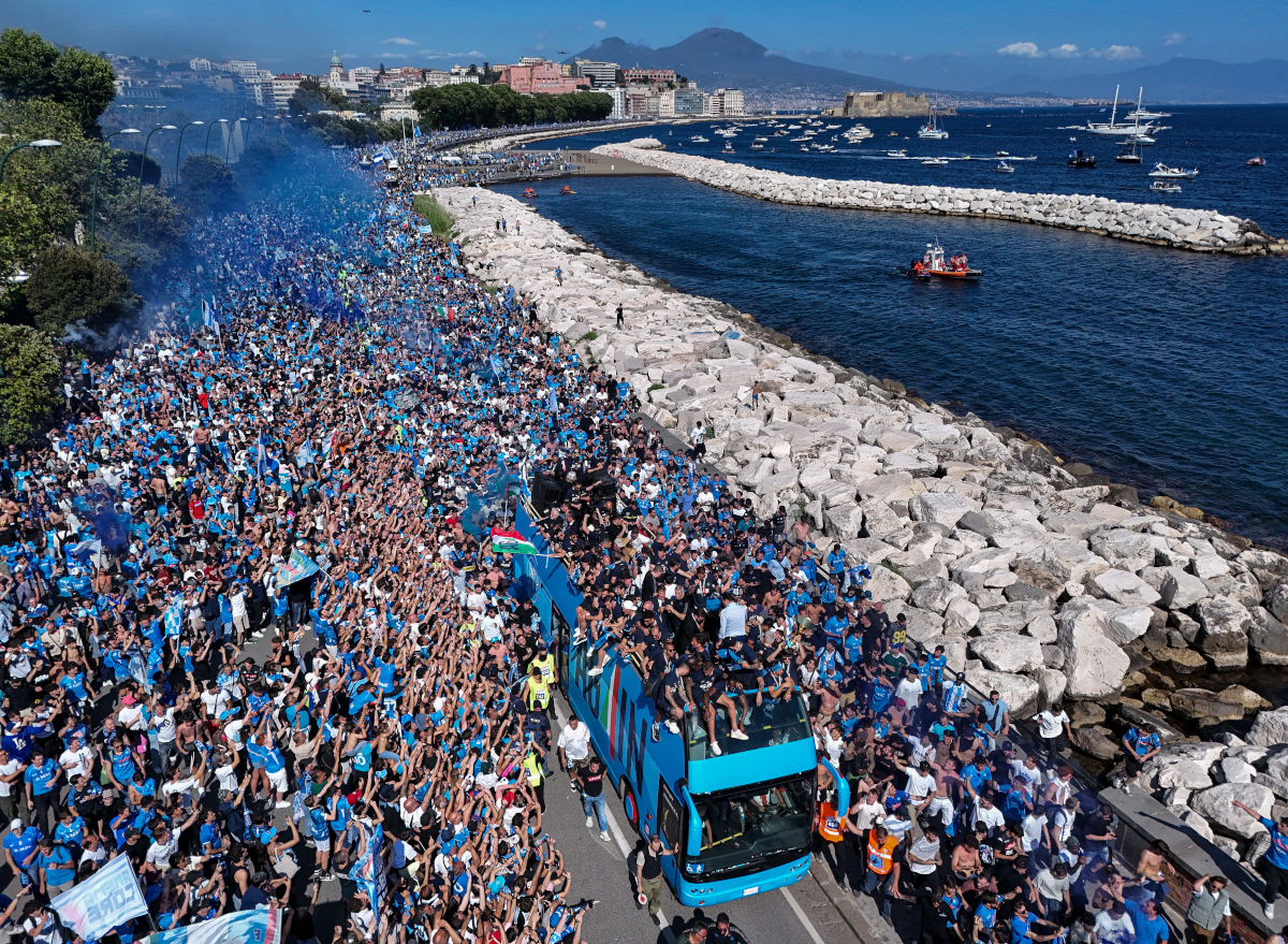 Nápoles, Italia - 26 de mayo: Los jugadores y el personal de SSC Napoli a bordo de dos autobuses abiertos celebran su victoria en la Serie A Tim durante el Desfile del Trofeo SSC Napoli el 26 de mayo de 2025 en Nápoles, Italia. (Foto de Francesco Pecoraro/Getty Images)