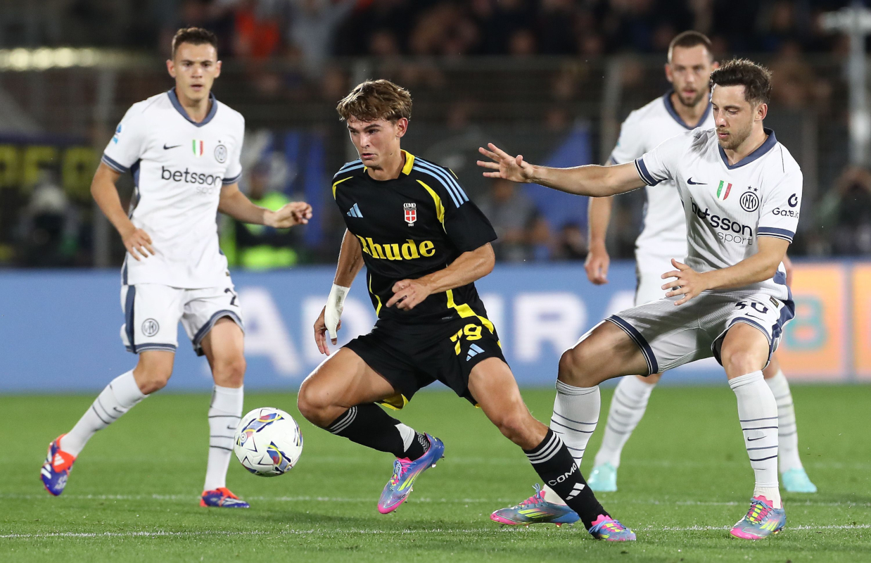 COMO, ITALY - MAY 23: Nico Paz of Como 1907 competes for the ball with Carlos Augusto of FC Internazionale during the Serie A match between Como 1907 and FC Internazionale at Stadio G. Sinigaglia on May 23, 2025 in Como, Italy. (Photo by Marco Luzzani/Getty Images)