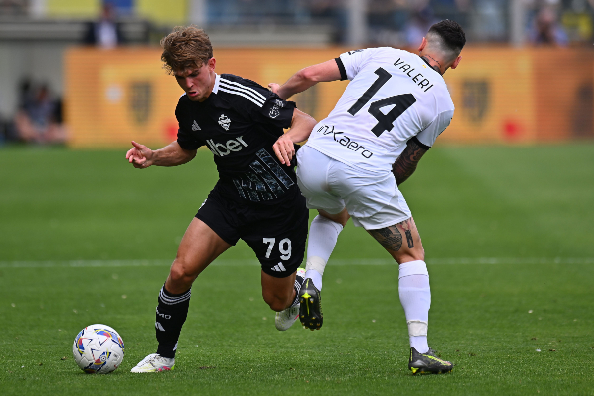 PARMA, ITALY - MAY 03: Nico Paz of Como competes for the ball with Emanuele Valeri of Parma calcio during the Serie A match between Parma and Como at Stadio Ennio Tardini on May 03, 2025 in Parma, Italy. (Photo by Alessandro Sabattini/Getty Images)