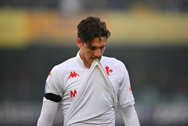 Nicolo Zaniolo con expresión pensativa en el campo de juego