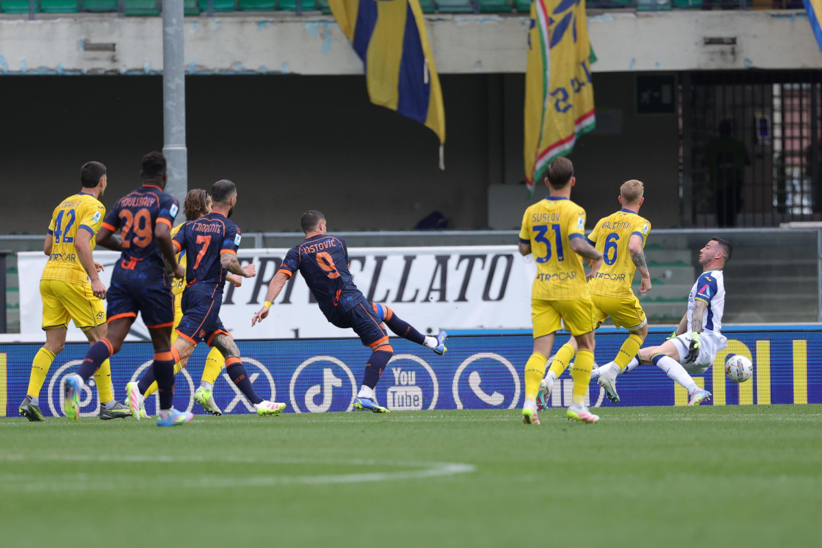 epa12091007 Lecce's Nikola Krstovic scores the 0-1 goal during the Italian Serie A soccer match Hellas Verona FC vs US Lecce at Marcantonio Bentegodi Stadium in Verona, Italy, 11 May 2025. EPA-EFE/EMANUELE PENNACCHIO