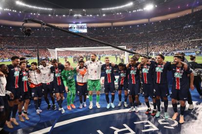 epa12132770 PSG players celebrater after winning the Coupe de France final soccer match between Paris Saint Germain (PSG) and Reims in Saint-Denis, near Paris, France, 24 May 2025. EPA-EFE/CHRISTOPHE PETIT TESSON