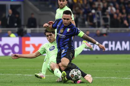 MILAN, ITALY - MAY 06: Lautaro Martinez of FC Internazionale is challenged by Pau Cubarsi of FC Barcelona which results in referee Szymon Marciniak (not pictured) awarding a penalty to FC Internazionale during the UEFA Champions League 2024/25 Semi Final Second Leg match between FC Internazionale Milano and FC Barcelona at Giuseppe Meazza Stadium on May 06, 2025 in Milan, Italy. (Photo by Carl Recine/Getty Images)