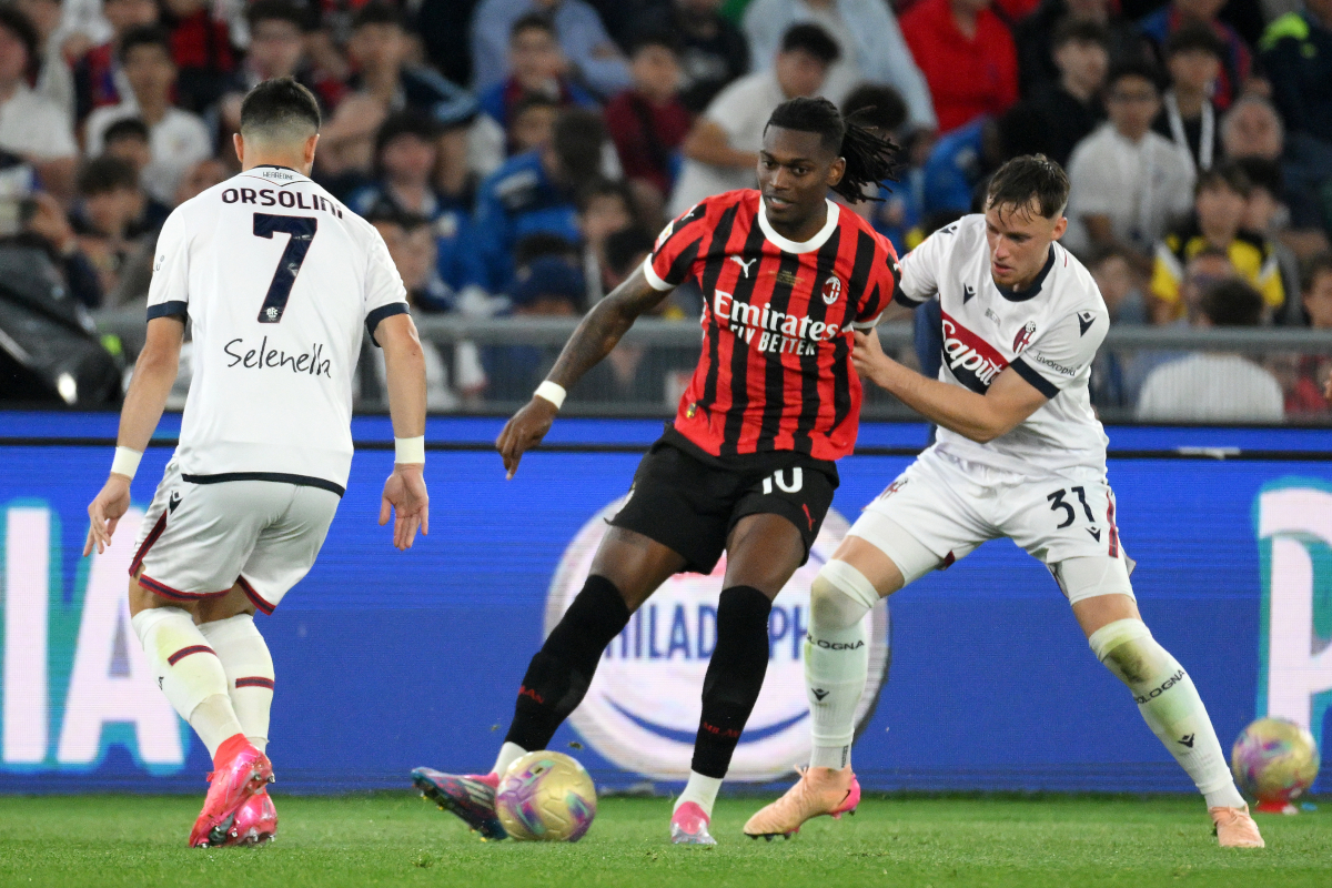 Roma, Italia - 14 de mayo: Rafael Leao de AC Milan es desafiado por Sam Beukema de Bolonia durante el partido final de Coppa Italia entre AC Milan y Bolonia en Stadio Olimpico el 14 de mayo de 2025 en Roma, Italia. (Foto de Marco Rosi/Getty Images)