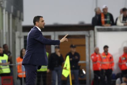 VENICE, ITALY - MAY 12: Head coach of Fiorentina Raffaele Palladino gestures during the Serie A match between Venezia and Fiorentina at Stadio Pier Luigi Penzo on May 12, 2025 in Venice, Italy. (Photo by Maurizio Lagana/Getty Images)