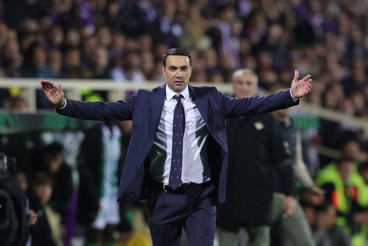 FLORENCE, ITALY - MAY 8: Head coach Raffaele Palladino manager of ACF Fiorentina gestures during the UEFA Conference League 2024/25 Semi Final First Leg match between ACF Fiorentina and Real Betis Balompie at Artemio Franchi on May 8, 2025 in Florence, Italy. (Photo by Gabriele Maltinti/Getty Images)