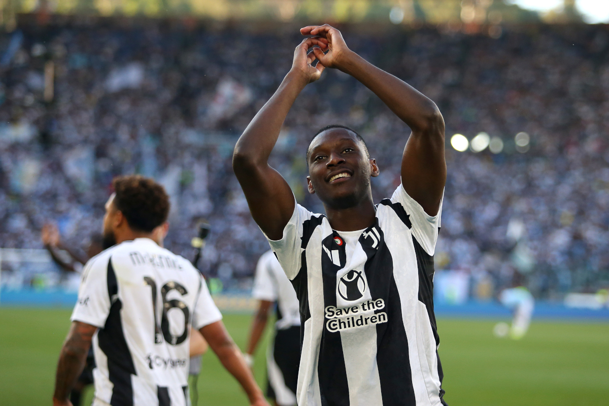Roma, Italia - 10 de mayo: Randal Kolo Muani de la Juventus celebra anotar el primer gol de su equipo durante el partido de la Serie A entre SS Lazio y la Juventus en Stadio Olimpico el 10 de mayo de 2025 en Roma, Italia. (Foto de Paolo Bruno/Getty Images)