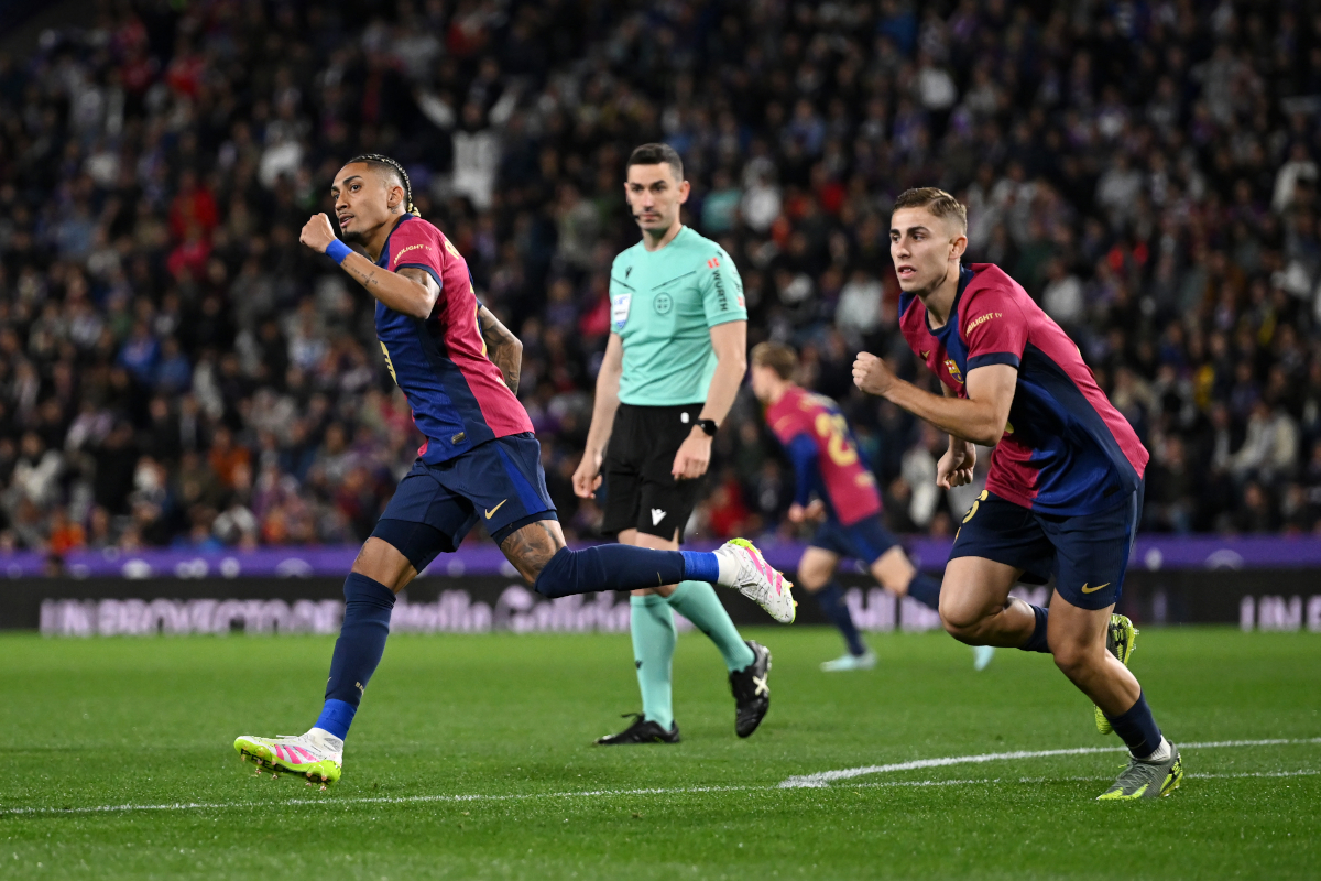 Valladolid, Španielsko - 03. mája: Raphinha Fan Fc Barcelona (L) vykonáva tím tímu v zápase Laliga medzi skutočným Vallimom 3. mája 2025 vo Valladolid v Španielsku. (Foto: Obrázky Denis Doyle / Getty)