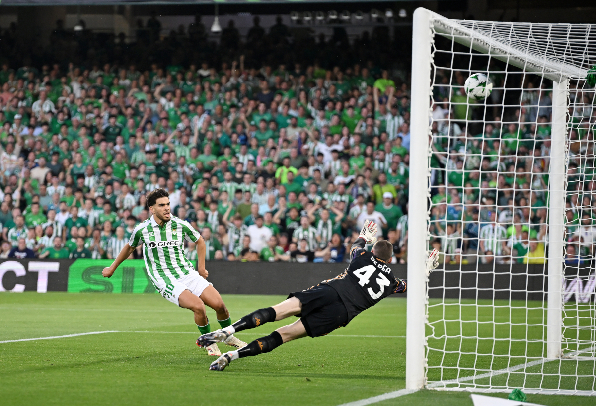 SEVILLE, SPAIN - MAY 01: Abde Ezzalzouli of Real Betis scores his team's first goal past David De Gea of Fiorentina during the UEFA Conference League 2024/25 Semi Final First Leg match between Real Betis Balompie and ACF Fiorentina at Estadio Benito Villamarin on May 01, 2025 in Seville, Spain. (Photo by Denis Doyle/Getty Images)
