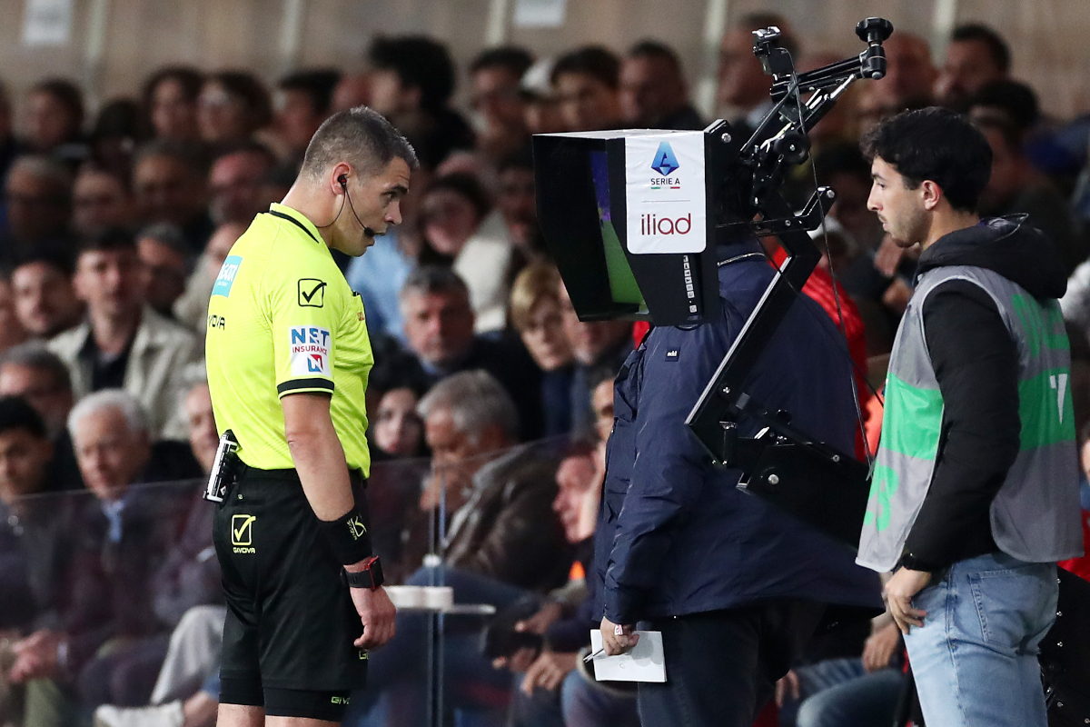 BERGAMO, ITALY - MAY 12: Referee Simone Sozza checks the pitch side VAR monitor during the Serie A match between Atalanta and AS Roma at Gewiss Stadium on May 12, 2025 in Bergamo, Italy. (Photo by Marco Luzzani/Getty Images)
